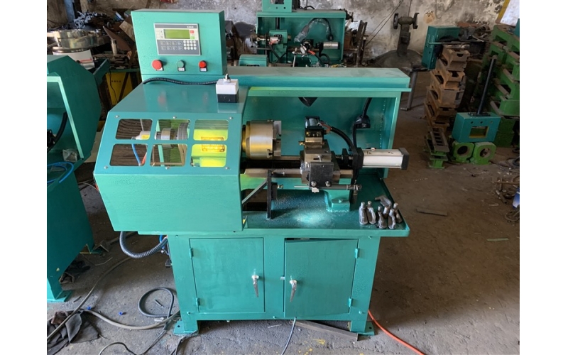 如何調(diào)整自動(dòng)儀表車床的主軸軸承間隙？