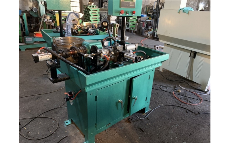 如何選擇適合自己生產(chǎn)需求的自動(dòng)儀表車床？